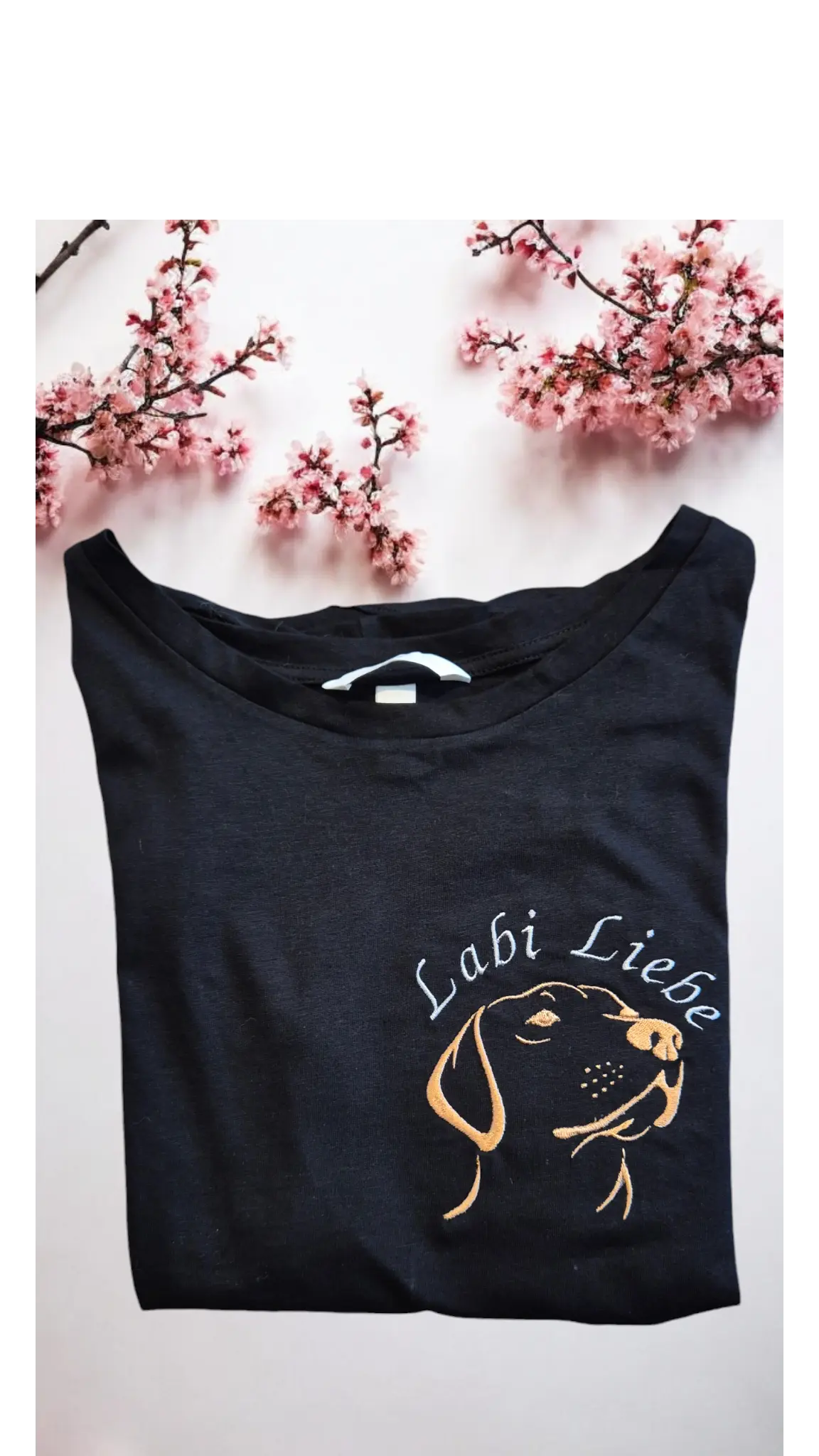 Schwarzes T-Shirt mit gesticktem Motiv eines Labrador-Kopfes und dem Schriftzug „Labi Liebe“ – perfektes Geschenk für Hundeliebhaber und Labrador-Fans.