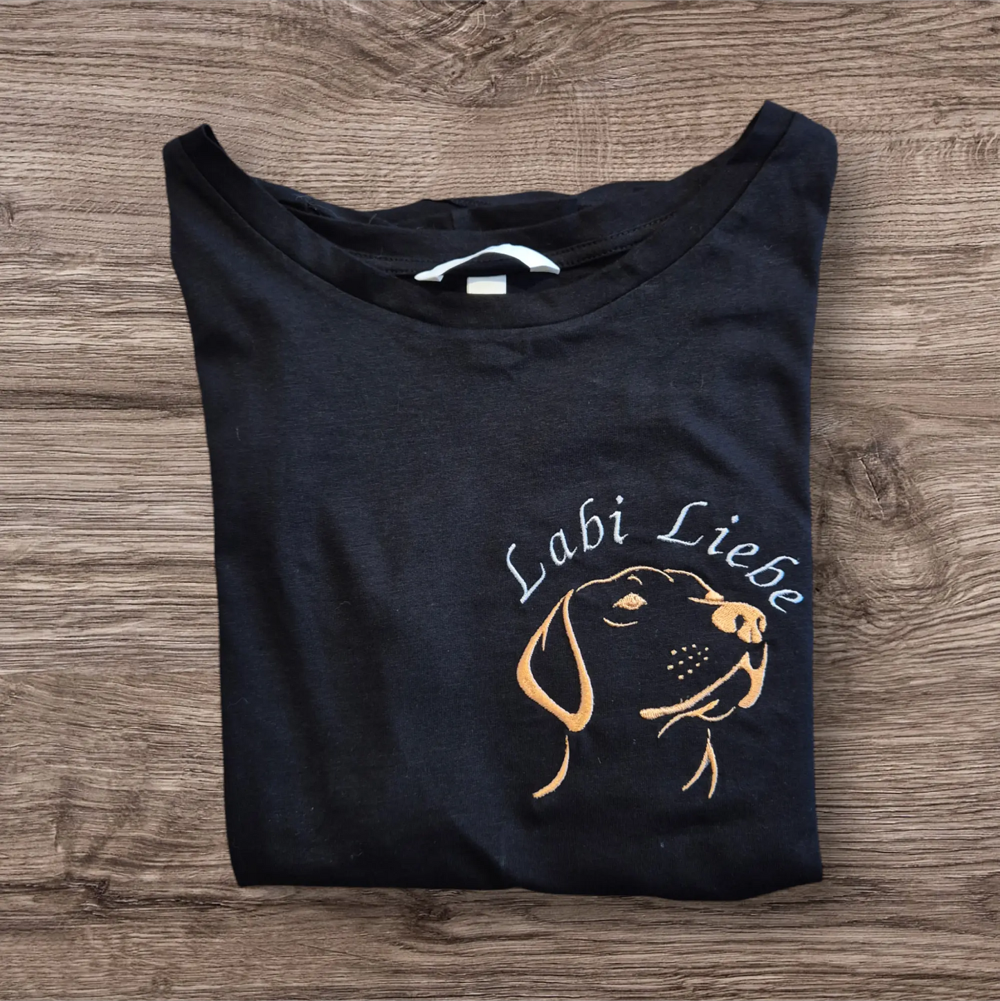 Schwarzes T-Shirt mit gesticktem Motiv eines Labrador-Kopfes und dem Schriftzug „Labi Liebe“ – perfektes Geschenk für Hundeliebhaber und Labrador-Fans.