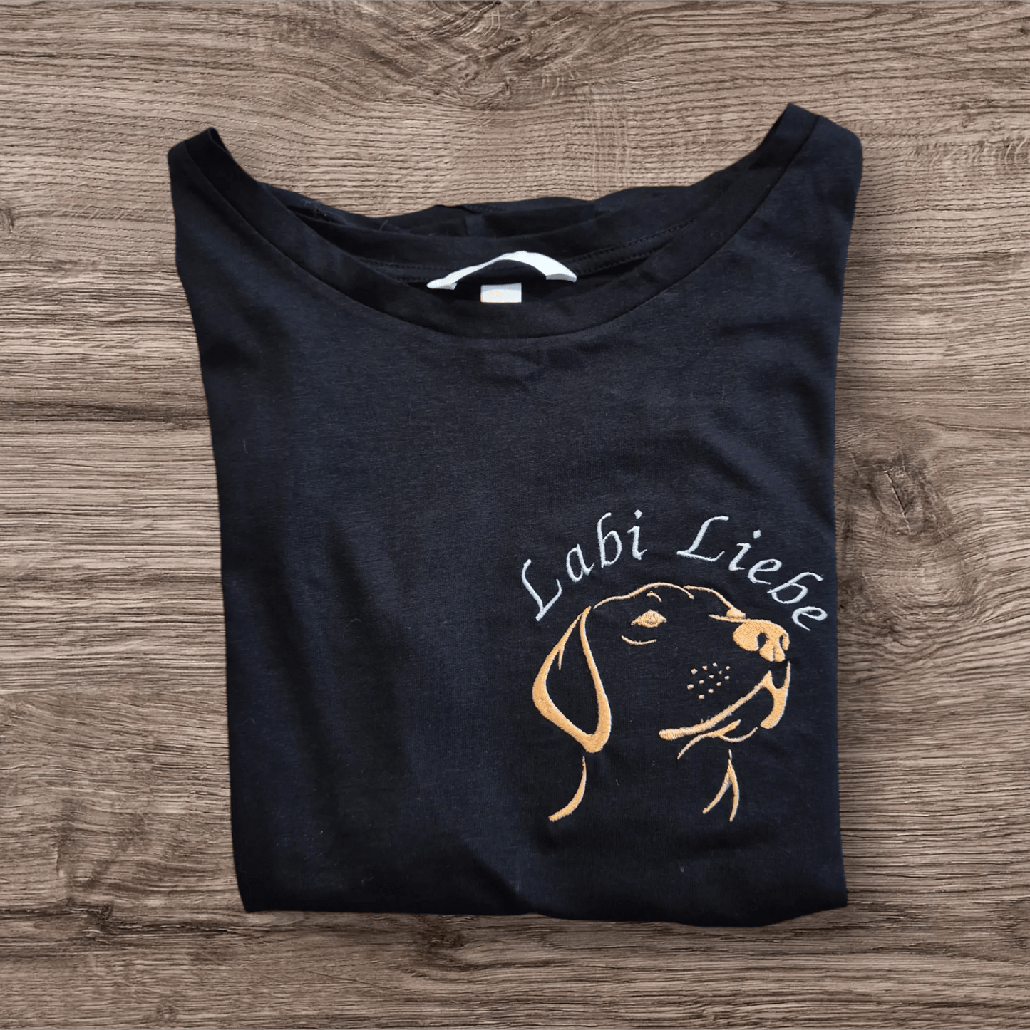 Besticktes Damen TShirt "Labi Liebe" | Wunschname des Hundes personalisierbar | FairWear, Bio - Baumwolle |Labrador Shirt für Hundeliebhaber - KittySweetCrochet