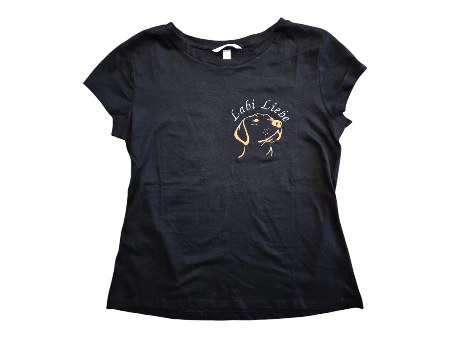 Schwarzes T-Shirt mit gesticktem Motiv eines Labrador-Kopfes und dem Schriftzug „Labi Liebe“ – perfektes Geschenk für Hundeliebhaber und Labrador-Fans.
