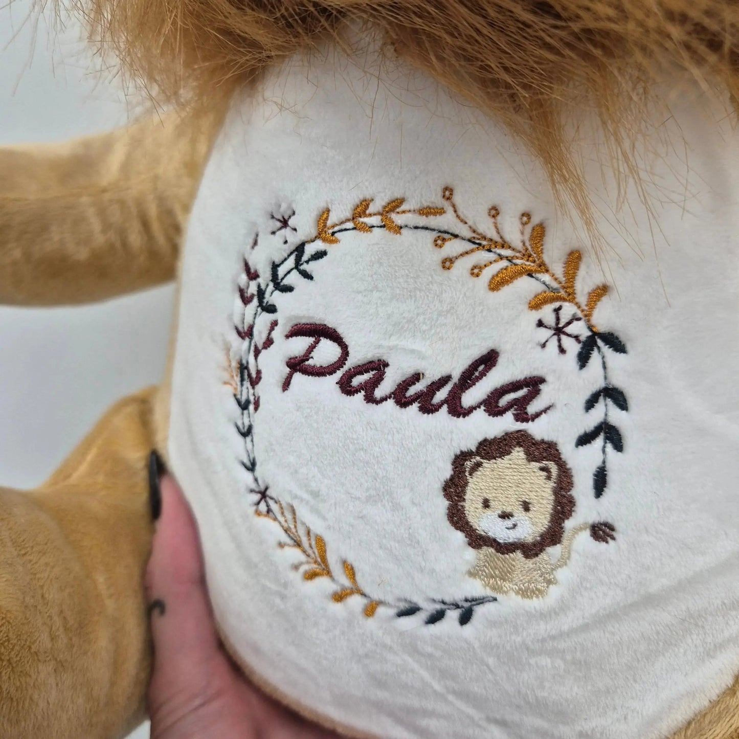 Besticktes Kuscheltier LÖWE - gestickter Kranz mit kleinem Löwe, Sorgenfresser - KittySweetCrochet