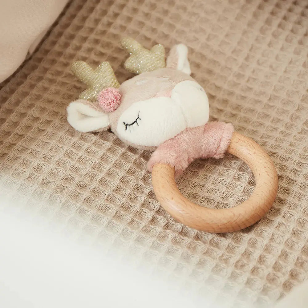 Greifring aus Holz mit weichem Reh „Ella“ in Beige und Rosa – liebevoll gestaltetes Babyspielzeug zum Greifen, Fühlen und Zahnen, ideal als Geschenk zur Geburt oder Babyparty.