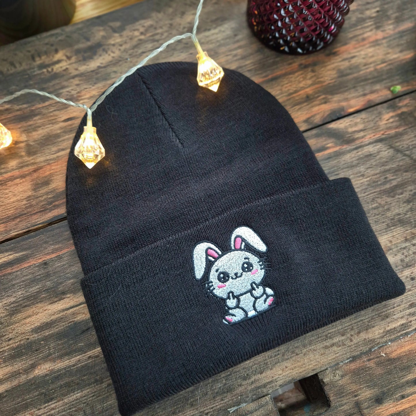 Besticktes Beanie mit Hase Mittelfinger