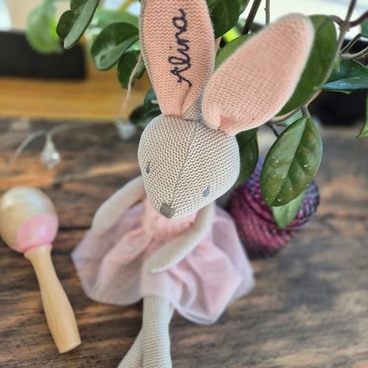 Bestickter Kuscheltier Hase Nola oder Joey mit eigener Personalisierung - Jollein - KittySweetCrochet