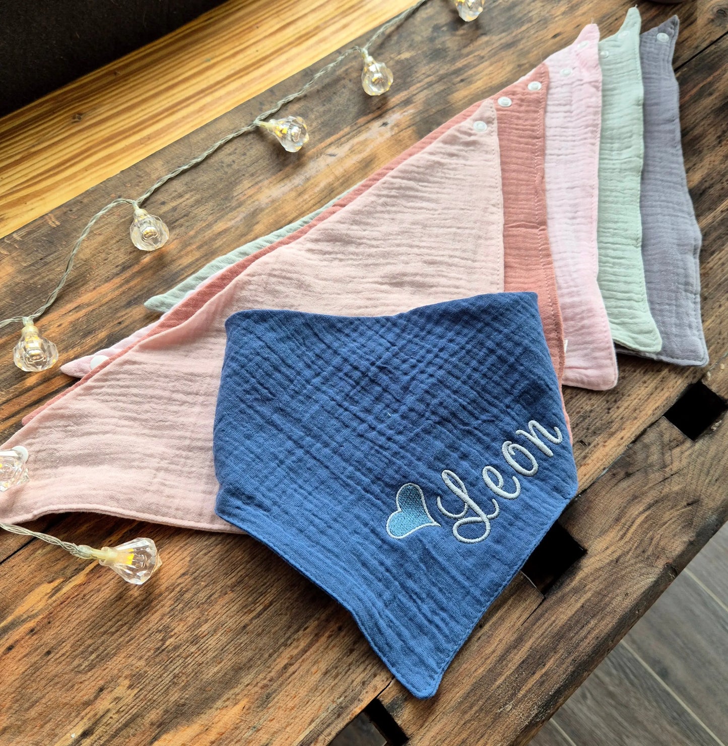 Entdecke das personalisierte, bestickte Babyhalstuch aus weichem Musselin mit Namen – das perfekte Geschenk für Babys. Hochwertig, individuell & mit Liebe gemacht