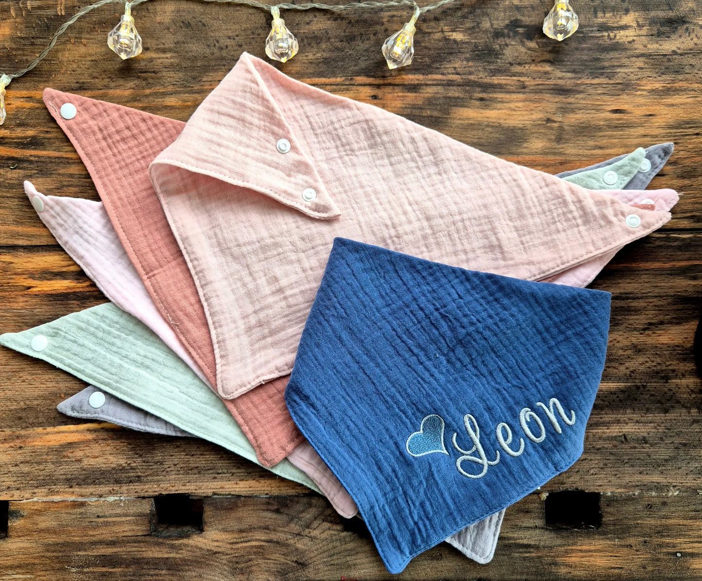 Entdecke das personalisierte, bestickte Babyhalstuch aus weichem Musselin mit Namen – das perfekte Geschenk für Babys. Hochwertig, individuell & mit Liebe gemacht