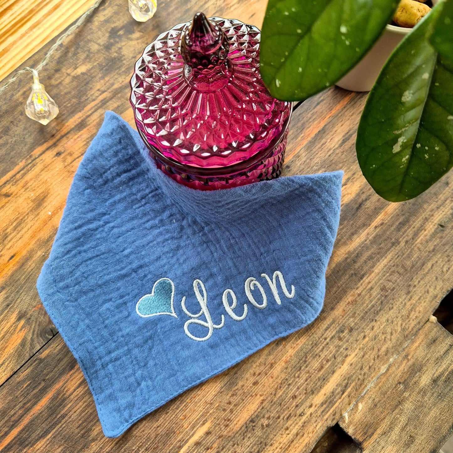 Entdecke das personalisierte, bestickte Babyhalstuch aus weichem Musselin mit Namen – das perfekte Geschenk für Babys. Hochwertig, individuell & mit Liebe gemacht