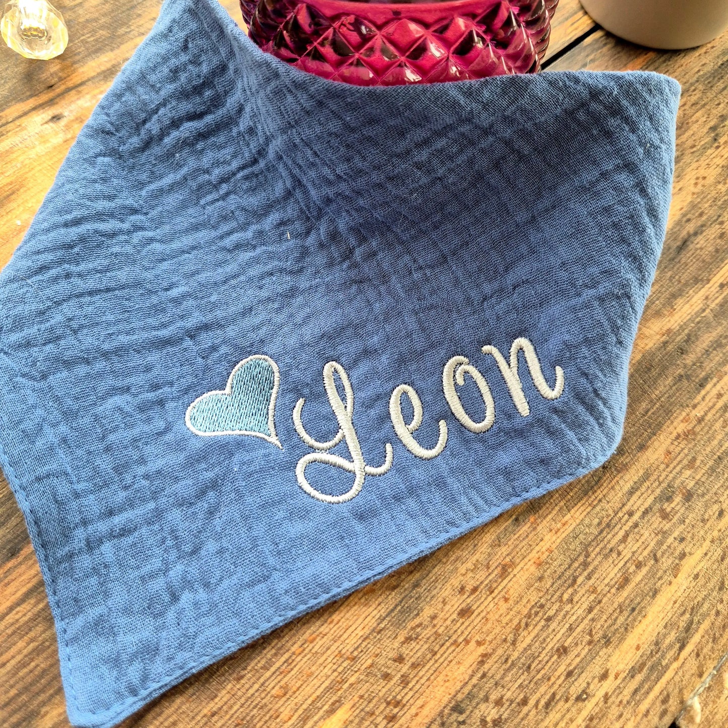Entdecke das personalisierte, bestickte Babyhalstuch aus weichem Musselin mit Namen – das perfekte Geschenk für Babys. Hochwertig, individuell & mit Liebe gemacht