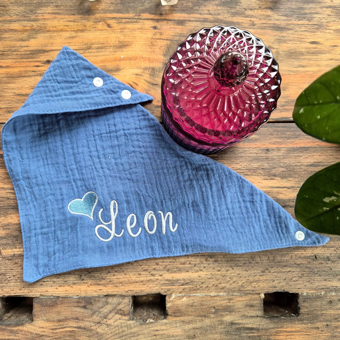 Entdecke das personalisierte, bestickte Babyhalstuch aus weichem Musselin mit Namen – das perfekte Geschenk für Babys. Hochwertig, individuell & mit Liebe gemacht