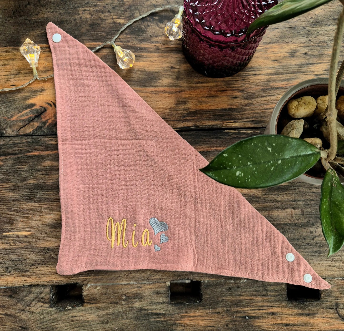 Entdecke das personalisierte, bestickte Babyhalstuch aus weichem Musselin mit Namen – das perfekte Geschenk für Babys. Hochwertig, individuell & mit Liebe gemacht