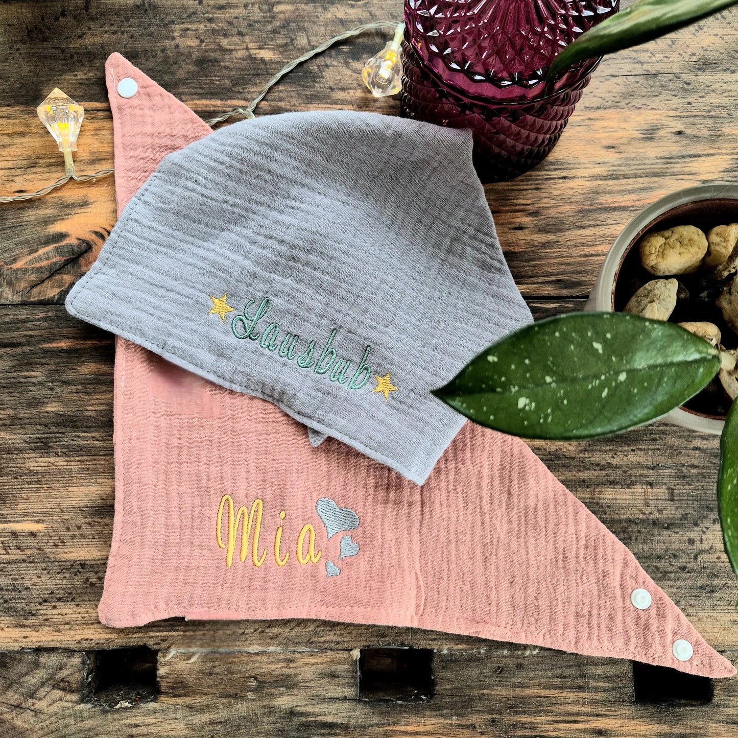 Entdecke das personalisierte, bestickte Babyhalstuch aus weichem Musselin mit Namen – das perfekte Geschenk für Babys. Hochwertig, individuell & mit Liebe gemacht