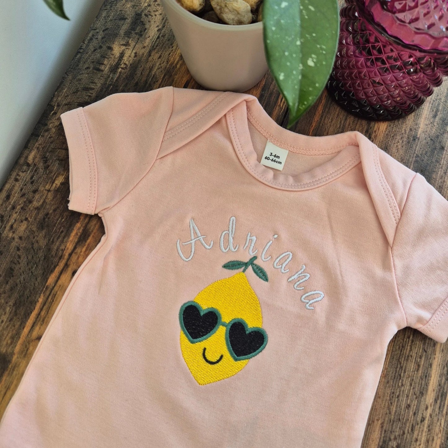 Bestickter Babybody personalisiert mit Zitrone & Wunschname | Geschenk zur Geburt | kurzarm - KittySweetCrochet