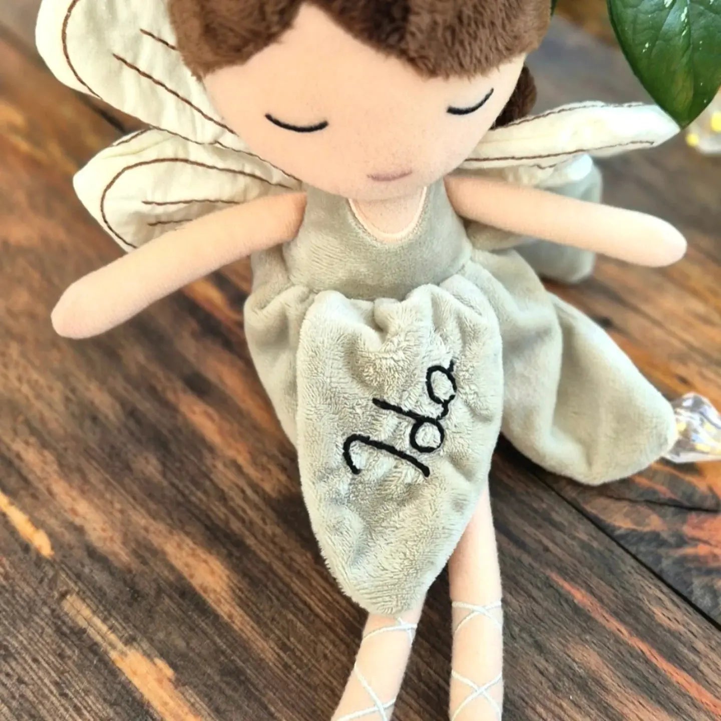 Fee Livia pastellgrün - Personalisierung handbestickt - KittySweetCrochet