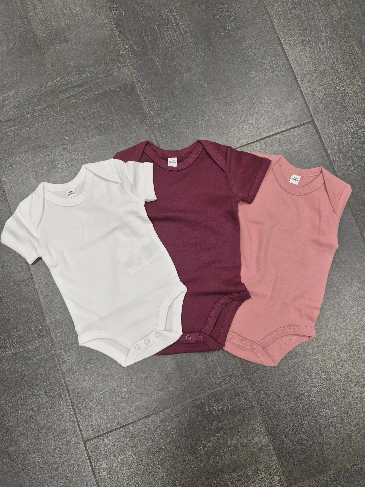 Bestickter Babybody BLUMENKRANZ mit Personalisierung | kurzarm - KittySweetCrochet