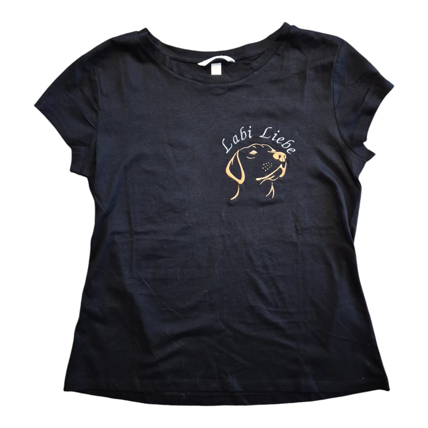 Schwarzes T-Shirt mit gesticktem Motiv eines Labrador-Kopfes und dem Schriftzug „Labi Liebe“ – perfektes Geschenk für Hundeliebhaber und Labrador-Fans.