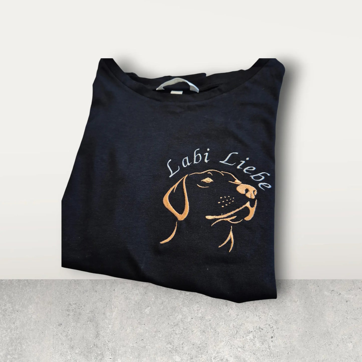 Schwarzes T-Shirt mit gesticktem Motiv eines Labrador-Kopfes und dem Schriftzug „Labi Liebe“ – perfektes Geschenk für Hundeliebhaber und Labrador-Fans.
