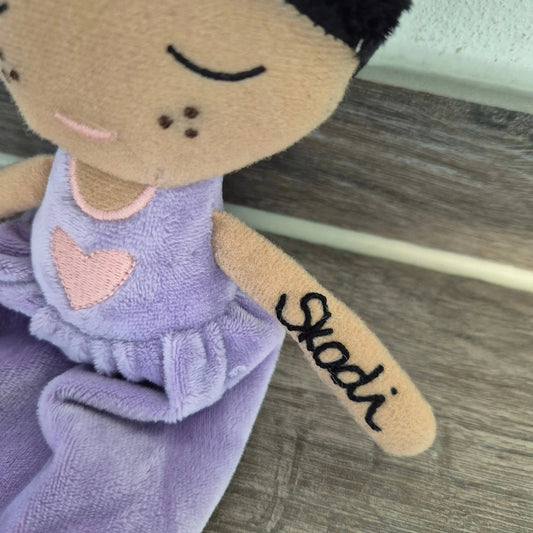 Personalisiertes Kuscheltier Puppe Daisy, Doll Daisy - hand bestickt - Jollein - KittySweetCrochet