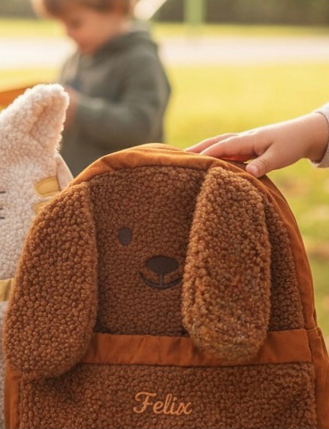 Bestickter Kinder Rucksack mit Namen Hund Katzen Optik– Kuscheliger Teddy Rucksack personalisiert - KittySweetCrochet