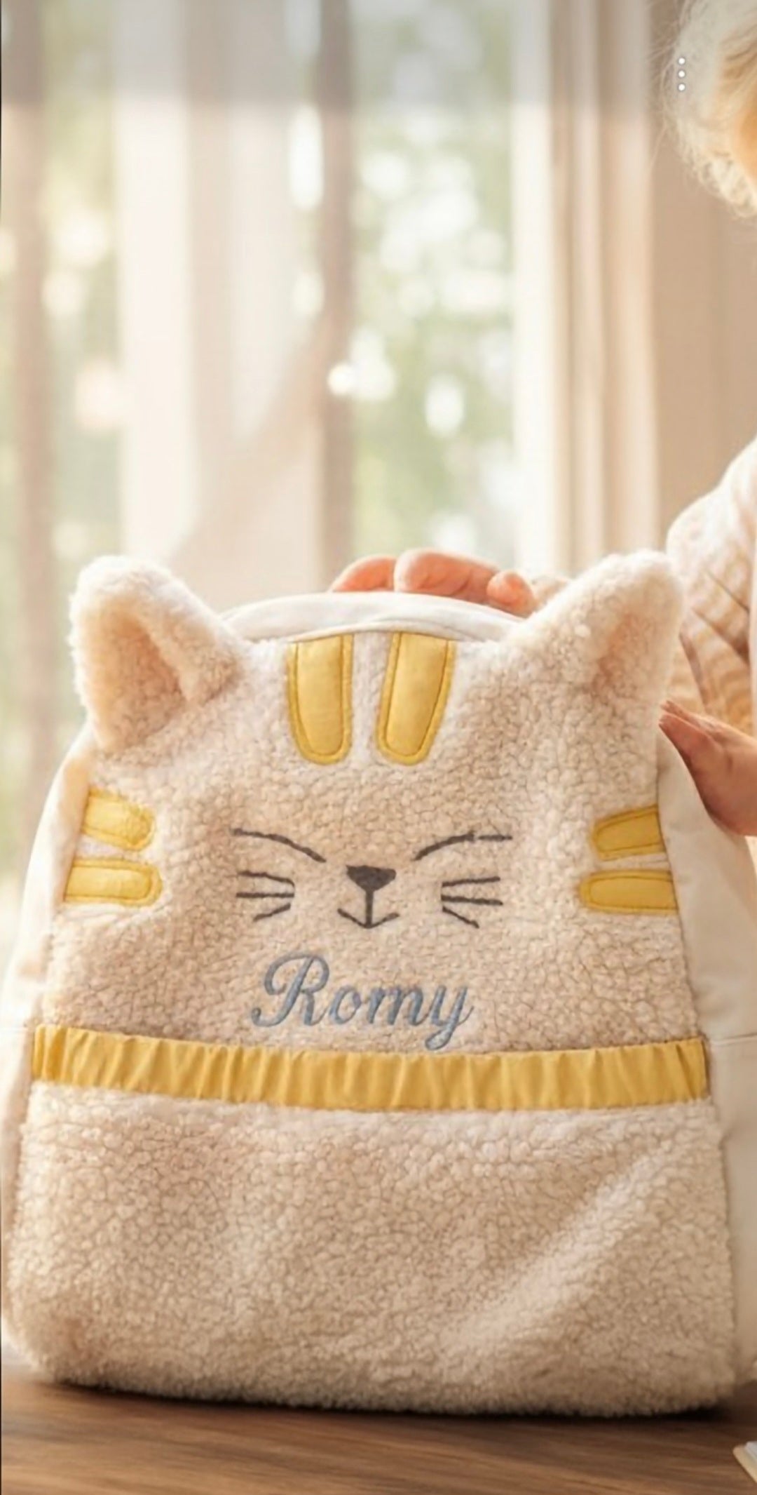 Bestickter Kinder Rucksack mit Namen Hund Katzen Optik– Kuscheliger Teddy Rucksack personalisiert - KittySweetCrochet