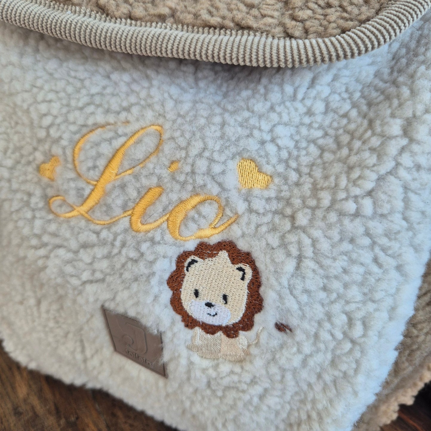 Personalisierter Kinder Rucksack mit Namen – Teddy Stoff Rucksack mit Löwe | Geschenk für Kinder & Kindergarten - KittySweetCrochet