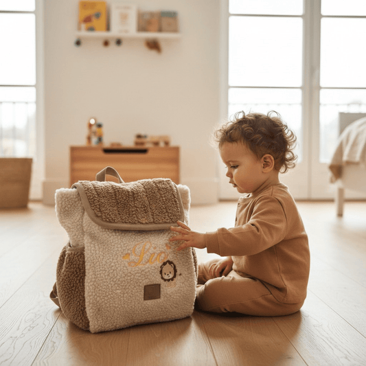 Personalisierter Kinder Rucksack mit Namen – Teddy Stoff Rucksack mit Löwe | Geschenk für Kinder & Kindergarten - KittySweetCrochet