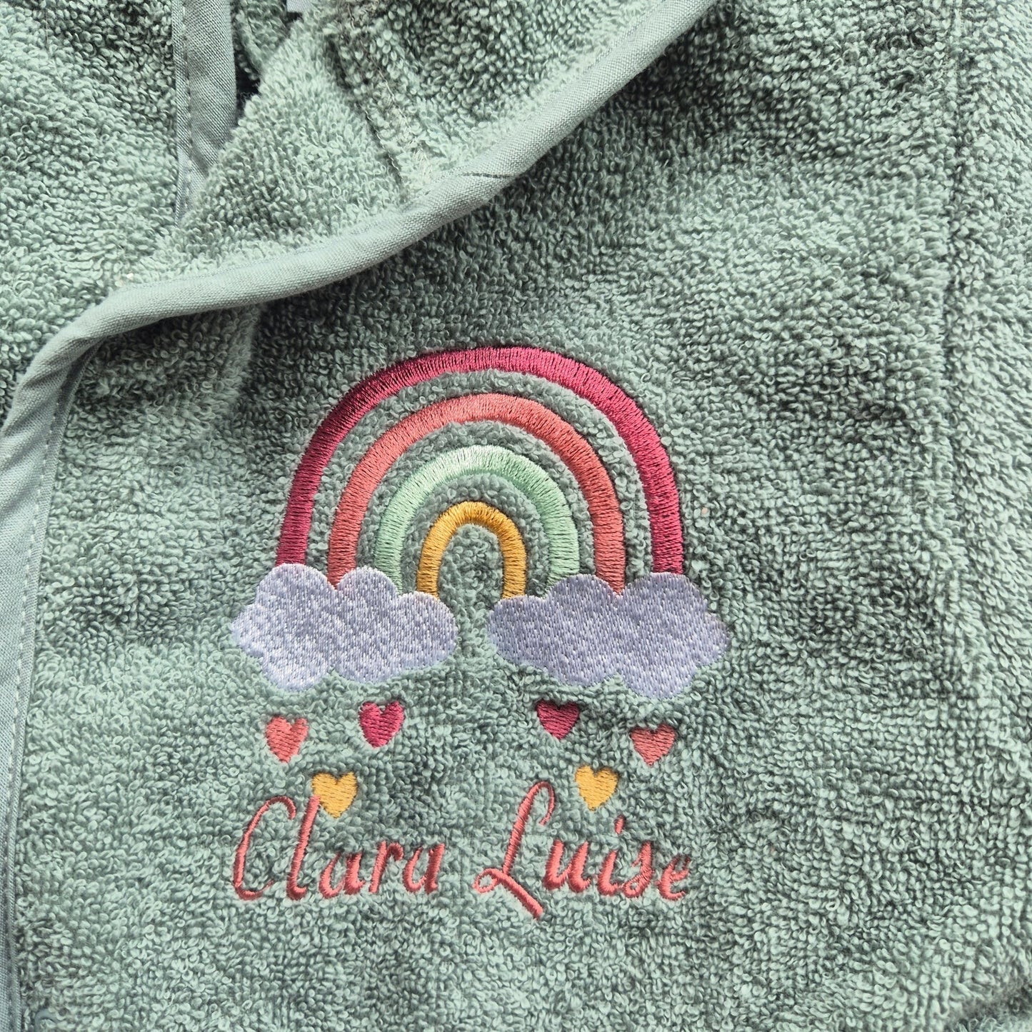 Bestickter Baby & Kinder Bademantel mit Namen & Regenbogenmotiv – Hasenohren - KittySweetCrochet