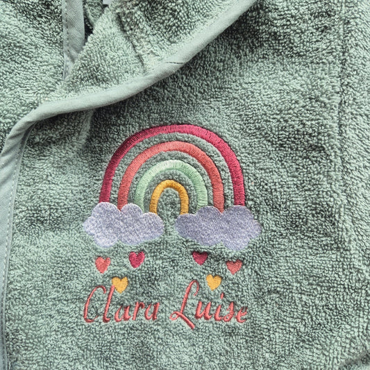 Bestickter Baby & Kinder Bademantel mit Namen & Regenbogenmotiv – Hasenohren - KittySweetCrochet