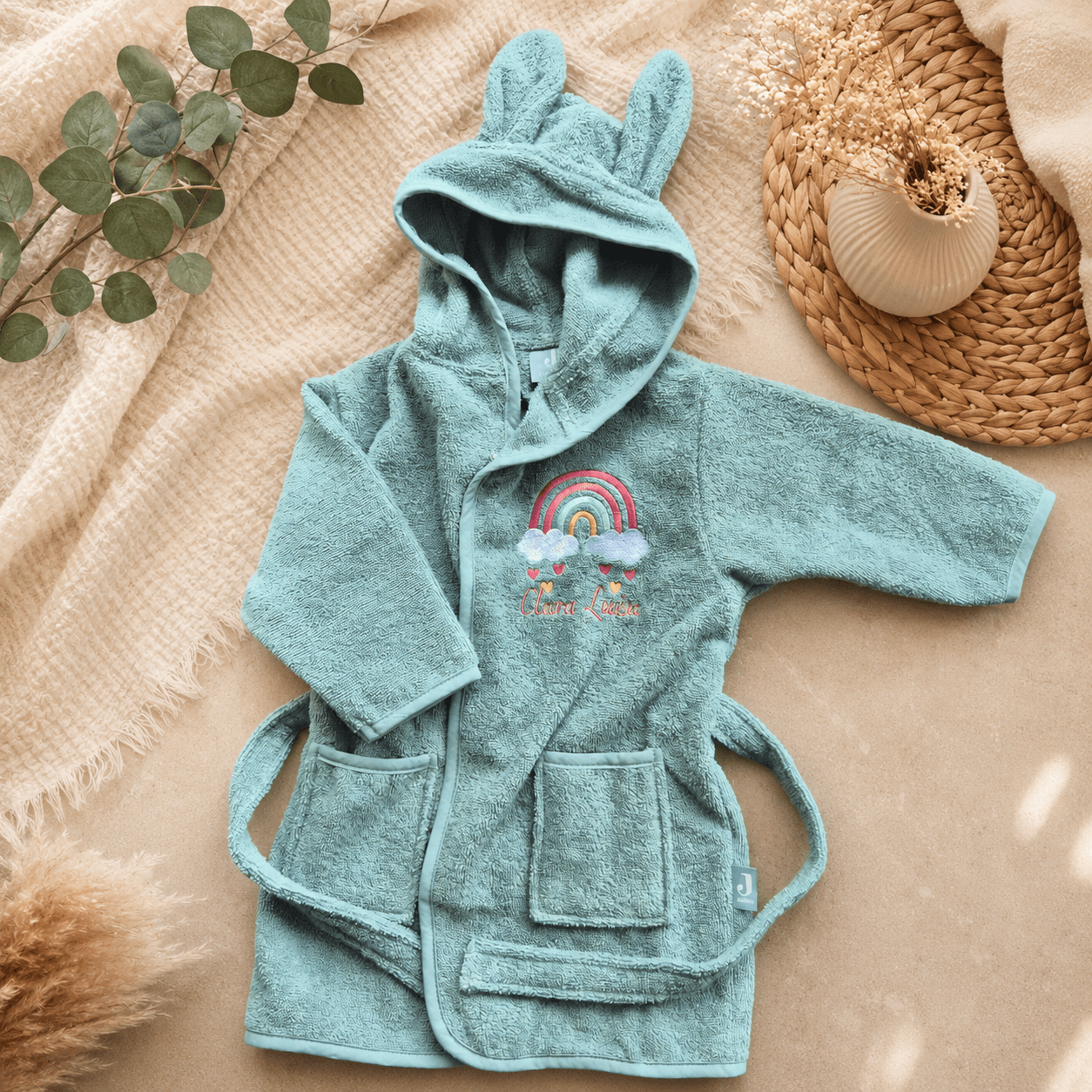 Bestickter Baby & Kinder Bademantel mit Namen & Regenbogenmotiv – Hasenohren - KittySweetCrochet