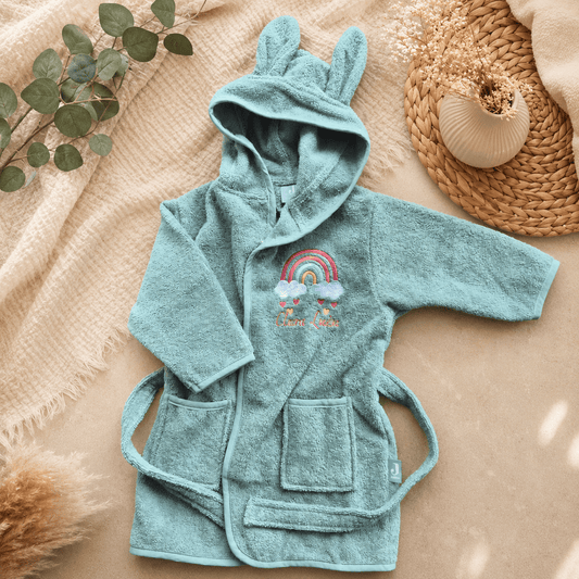 Bestickter Baby & Kinder Bademantel mit Namen & Regenbogenmotiv – Hasenohren - KittySweetCrochet