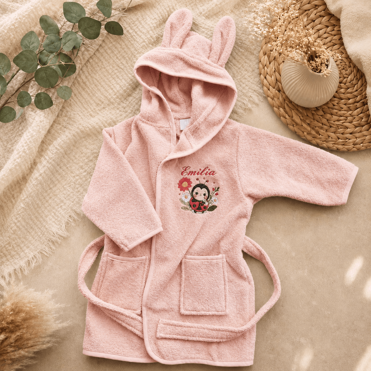 Bestickter Baby & Kinder Bademantel mit Namen & Marienkäfer– Hasenohren - KittySweetCrochet