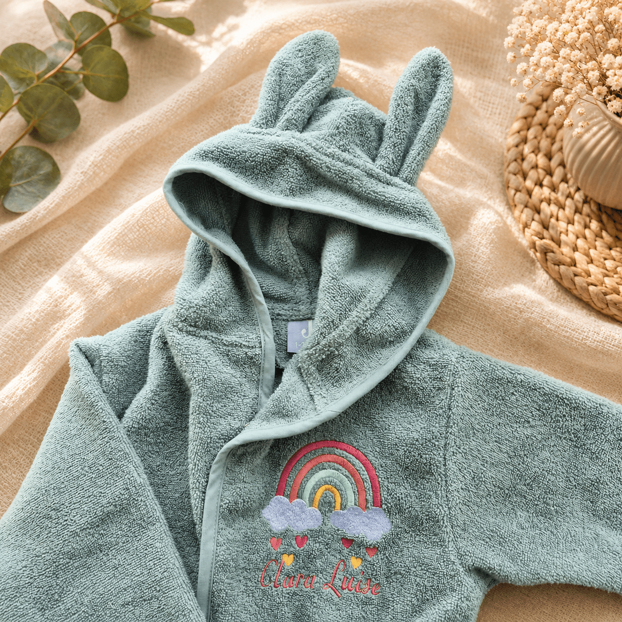 Bestickter Baby & Kinder Bademantel mit Namen & Regenbogenmotiv – Hasenohren - KittySweetCrochet