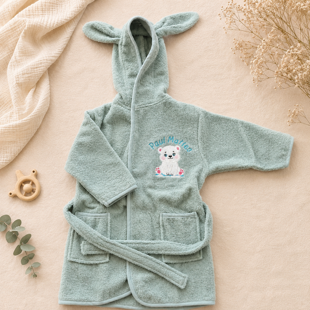 Personalisierter Baby-Bademantel in Mint mit Hasenkapuze und Eisbär-Stickerei inklusive Namen Paul Matteo – weicher Kinderbademantel als Geschenk zur Geburt oder Taufe.