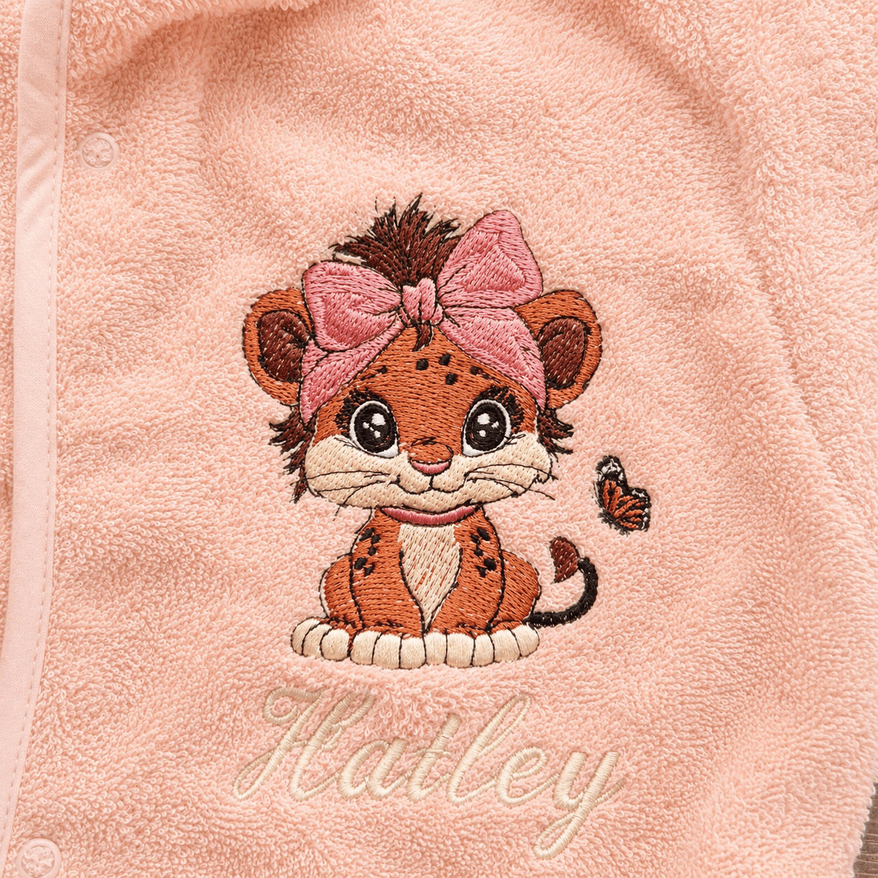 Bestickter Baby & Kinder Bademantel mit Namen & Tigerbaby– Hasenohren - KittySweetCrochet