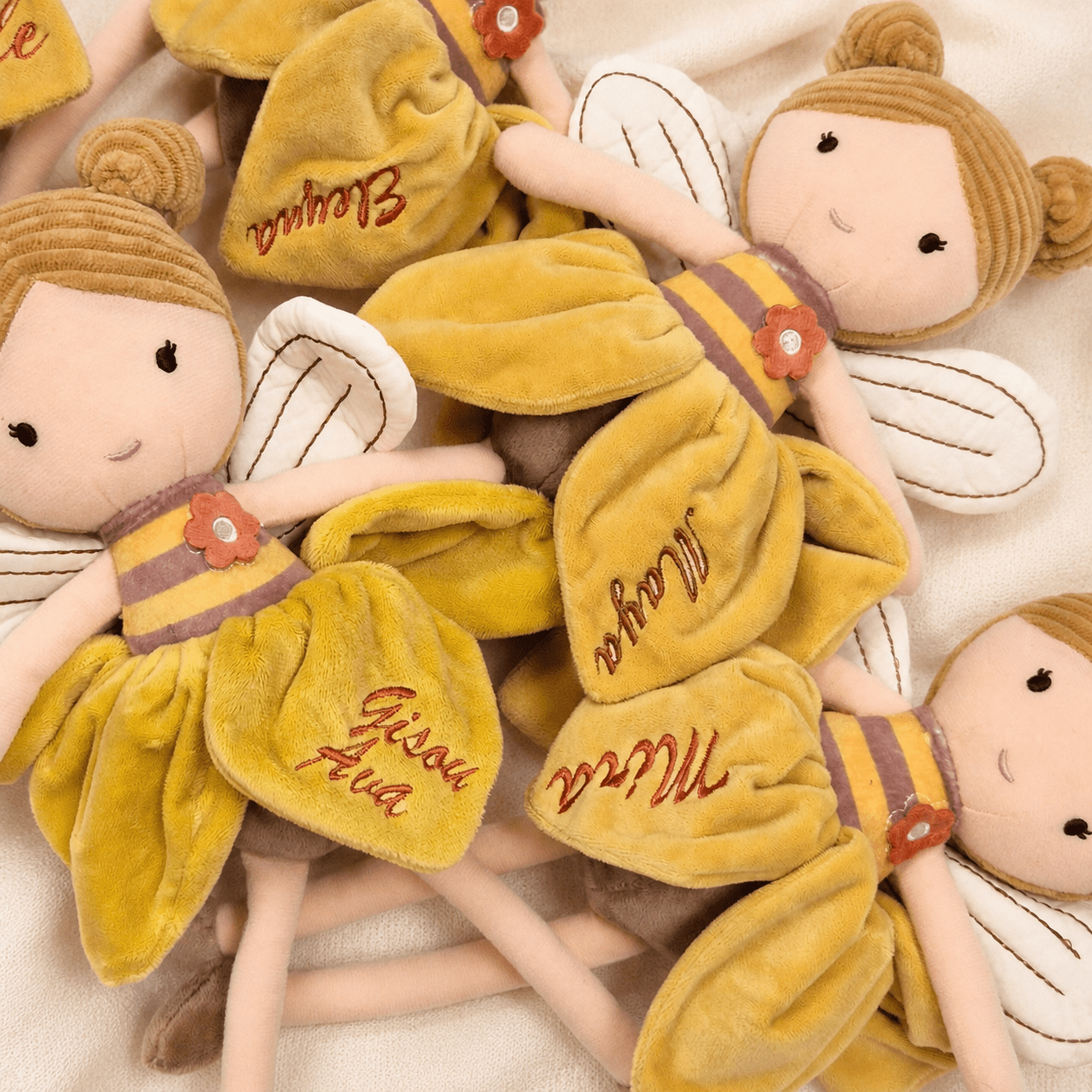 Kuschelpuppe Lilly Bee mit Namen bestickt – 32 cm - KittySweetCrochet