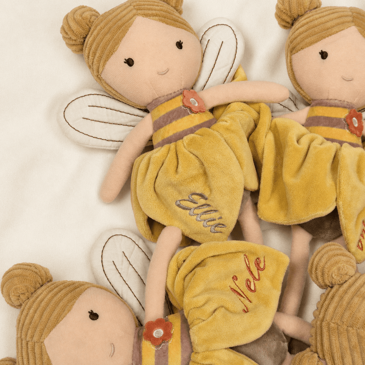 Kuschelpuppe Lilly Bee mit Namen bestickt – 32 cm - KittySweetCrochet