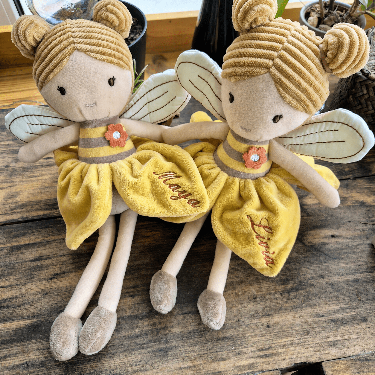 Kuschelpuppe Lilly Bee mit Namen bestickt – 32 cm - KittySweetCrochet