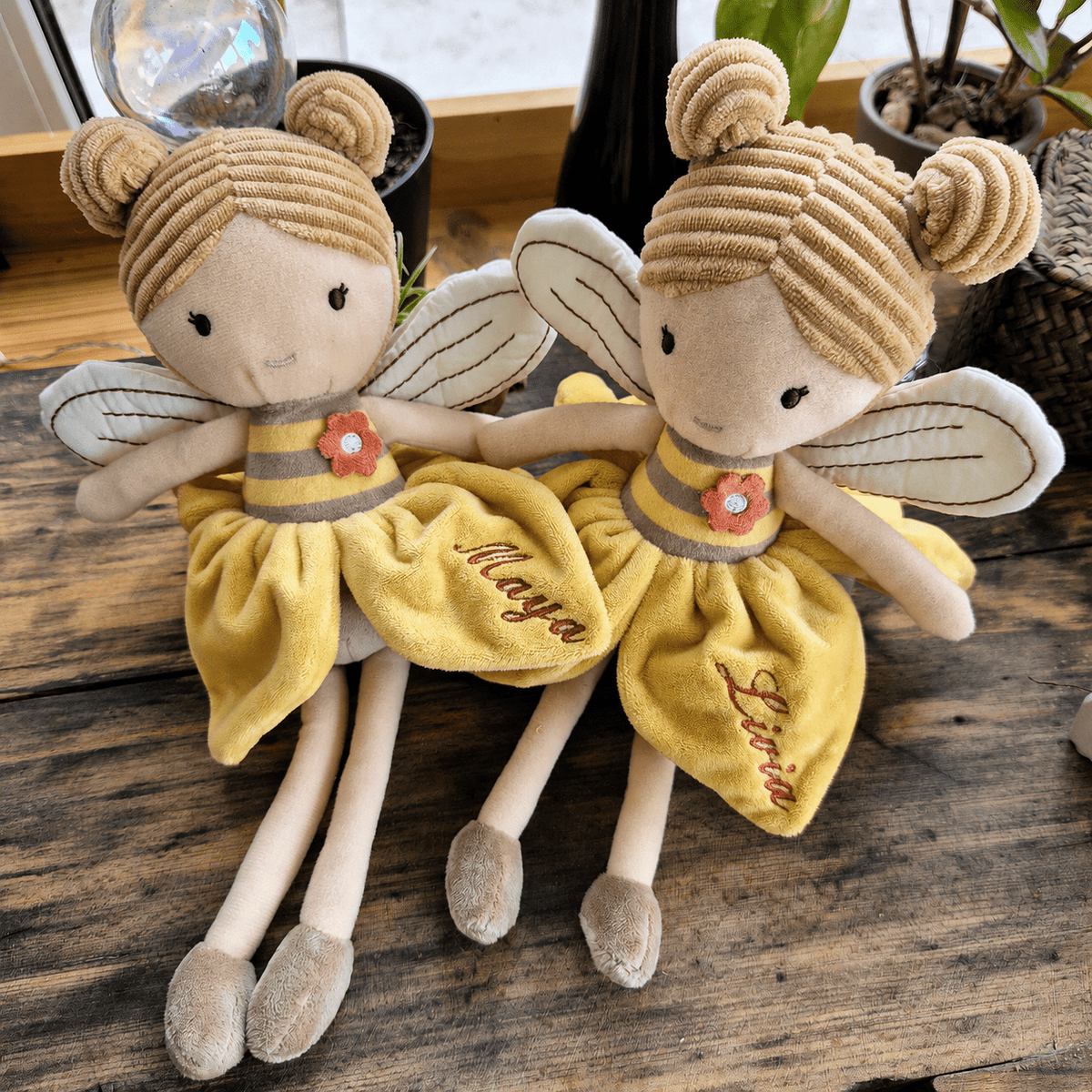 Kuschelpuppe Lilly Bee mit Namen bestickt – 32 cm - KittySweetCrochet