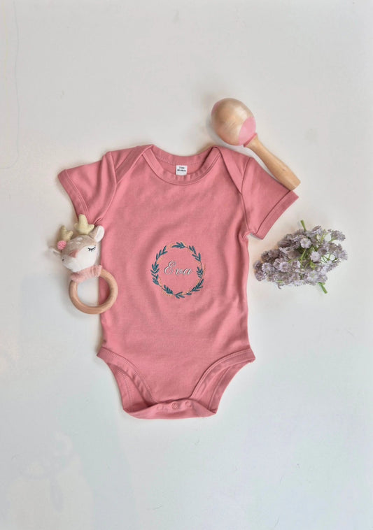 Bestickter Babybody BLUMENKRANZ mit Personalisierung | kurzarm - KittySweetCrochet