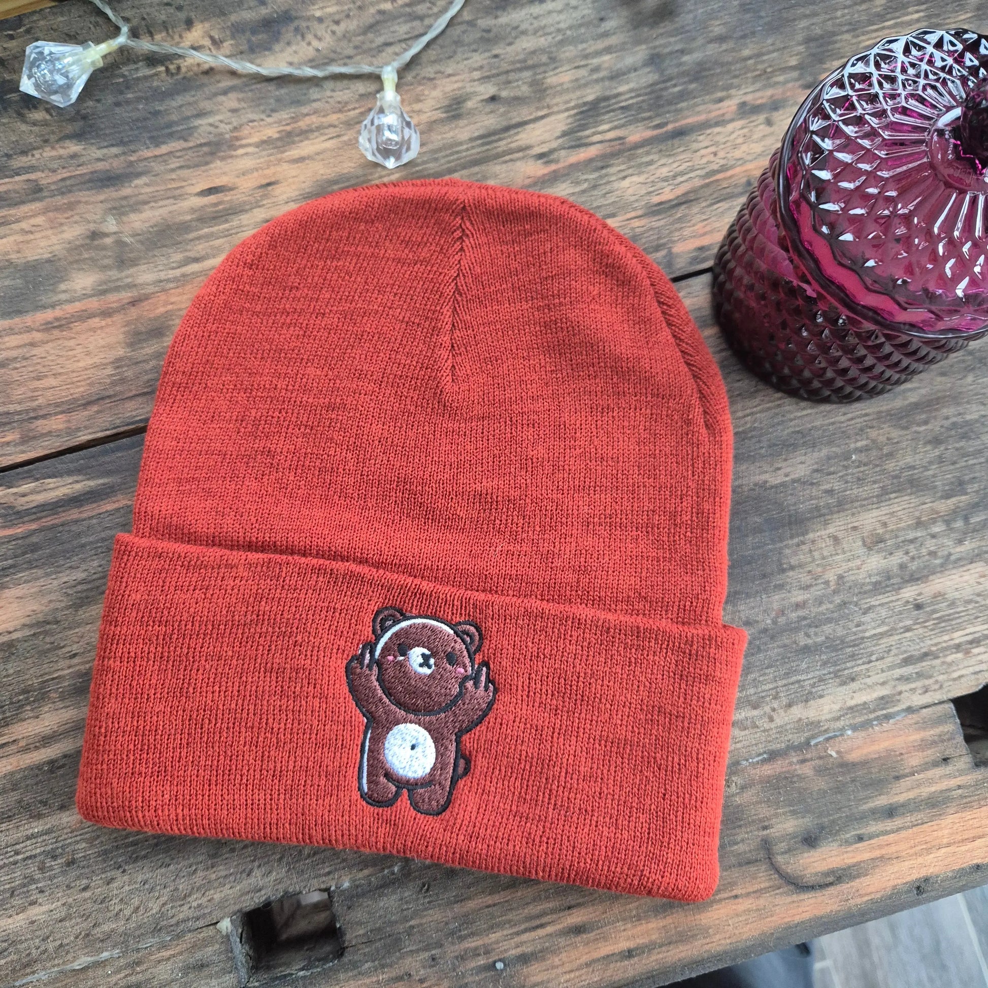 Wintermütze rostfarben mit bestickten Mittelfinger Bär