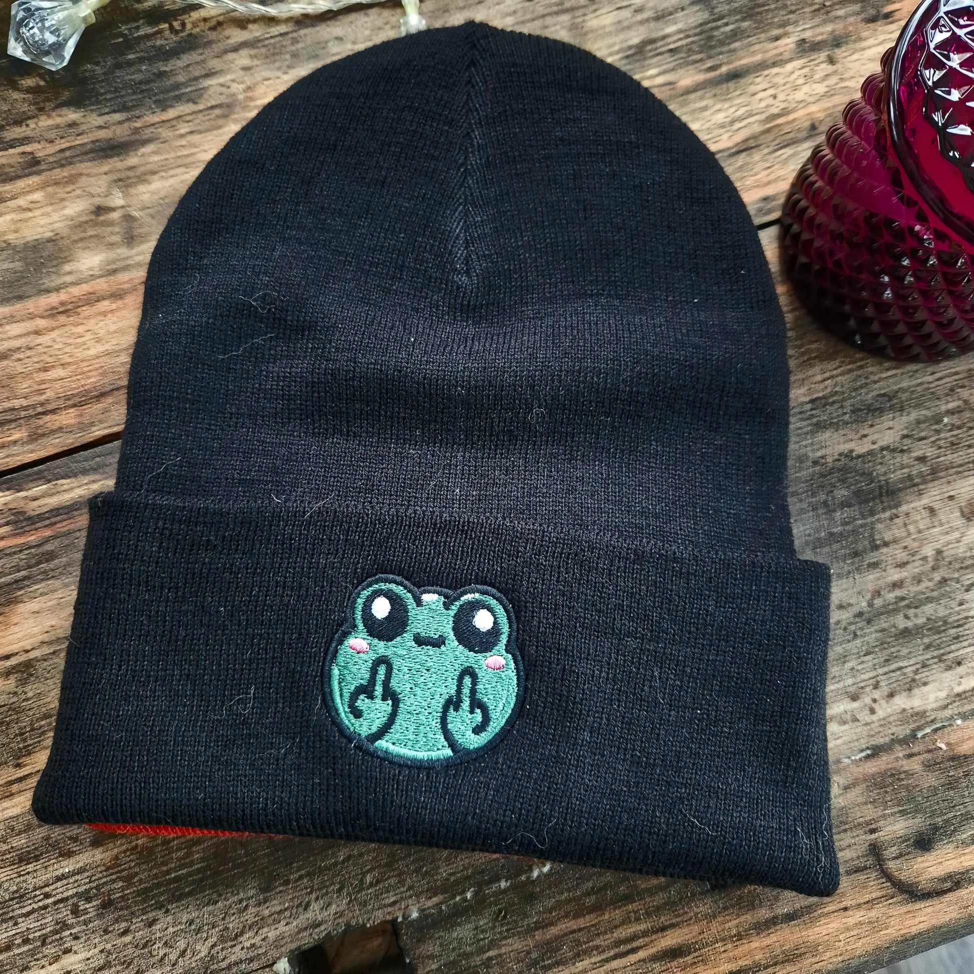 Bestickte Wintermütze mit Mittelfinger Frosch 