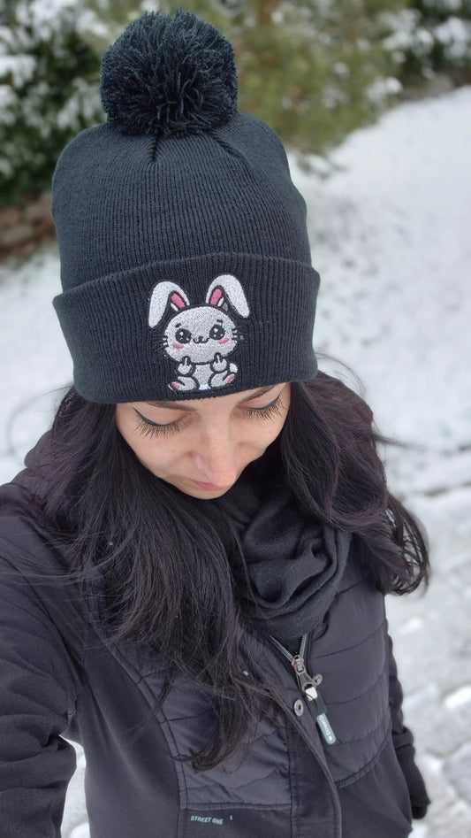Bestickte Bommelmütze - Pom Pom Beanie | Mittelfinger Tiere - Lustiges Statement Accessoire - KittySweetCrochet