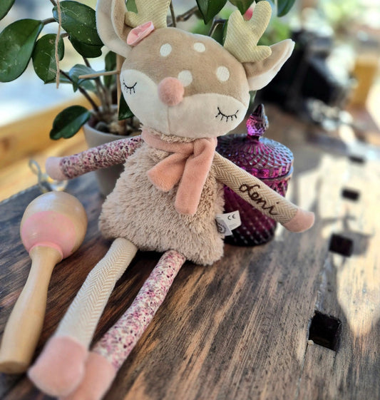 Kuscheltier Reh Ella - handbestickte Personalisierung - KittySweetCrochet