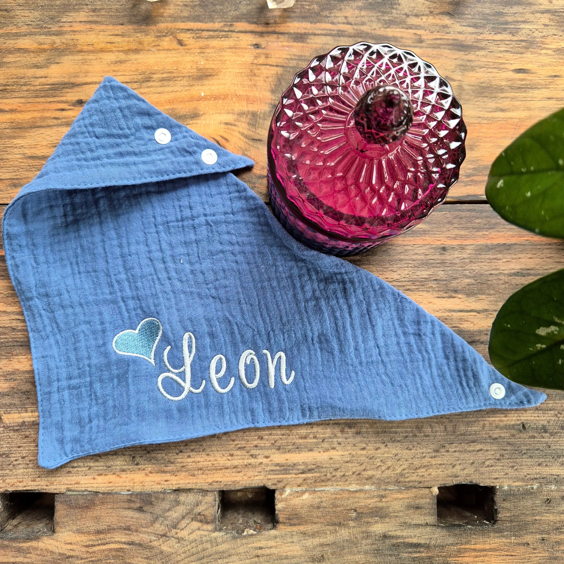 Entdecke das personalisierte, bestickte Babyhalstuch aus weichem Musselin mit Namen – das perfekte Geschenk für Babys. Hochwertig, individuell & mit Liebe gemacht