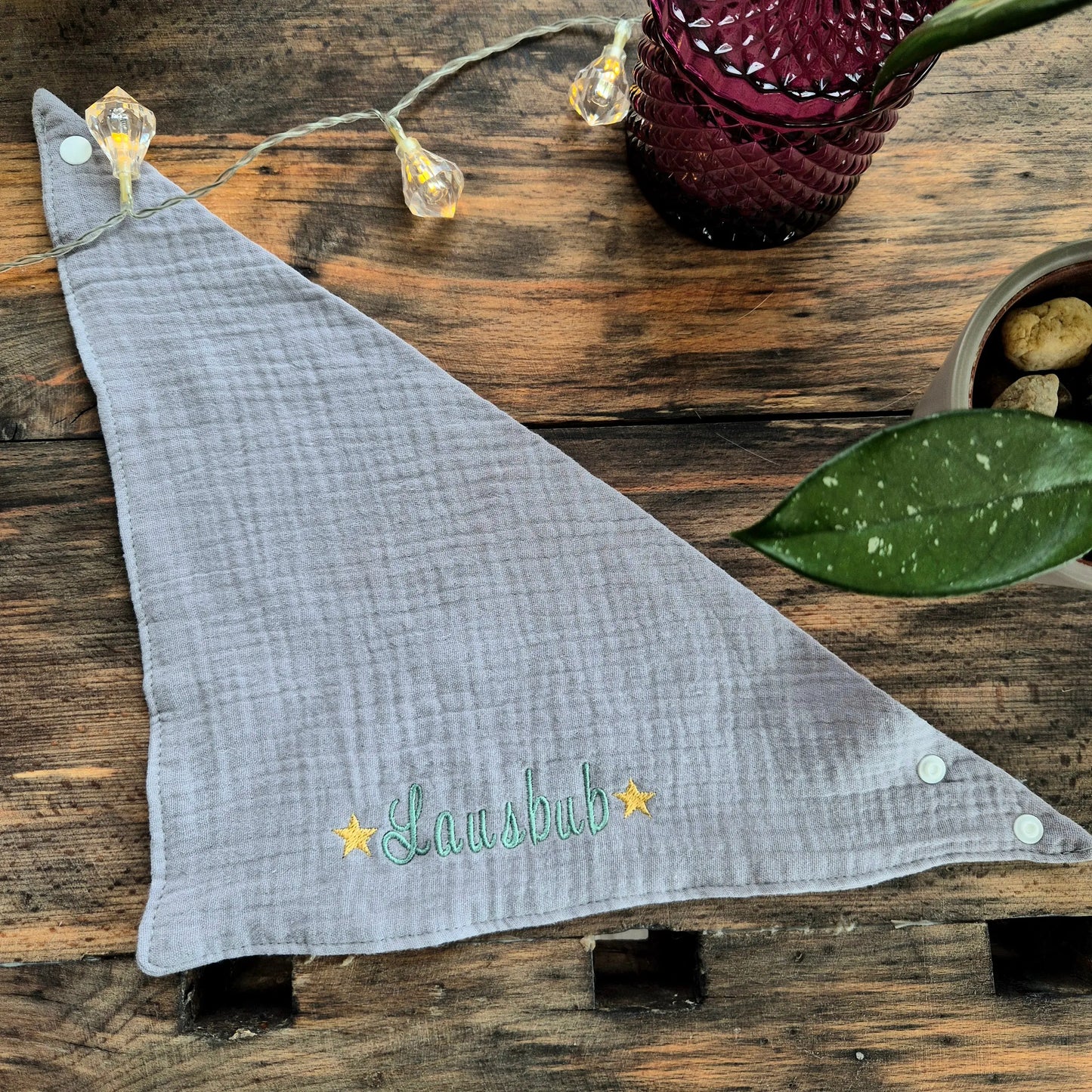Entdecke das personalisierte, bestickte Babyhalstuch aus weichem Musselin mit Namen – das perfekte Geschenk für Babys. Hochwertig, individuell & mit Liebe gemacht