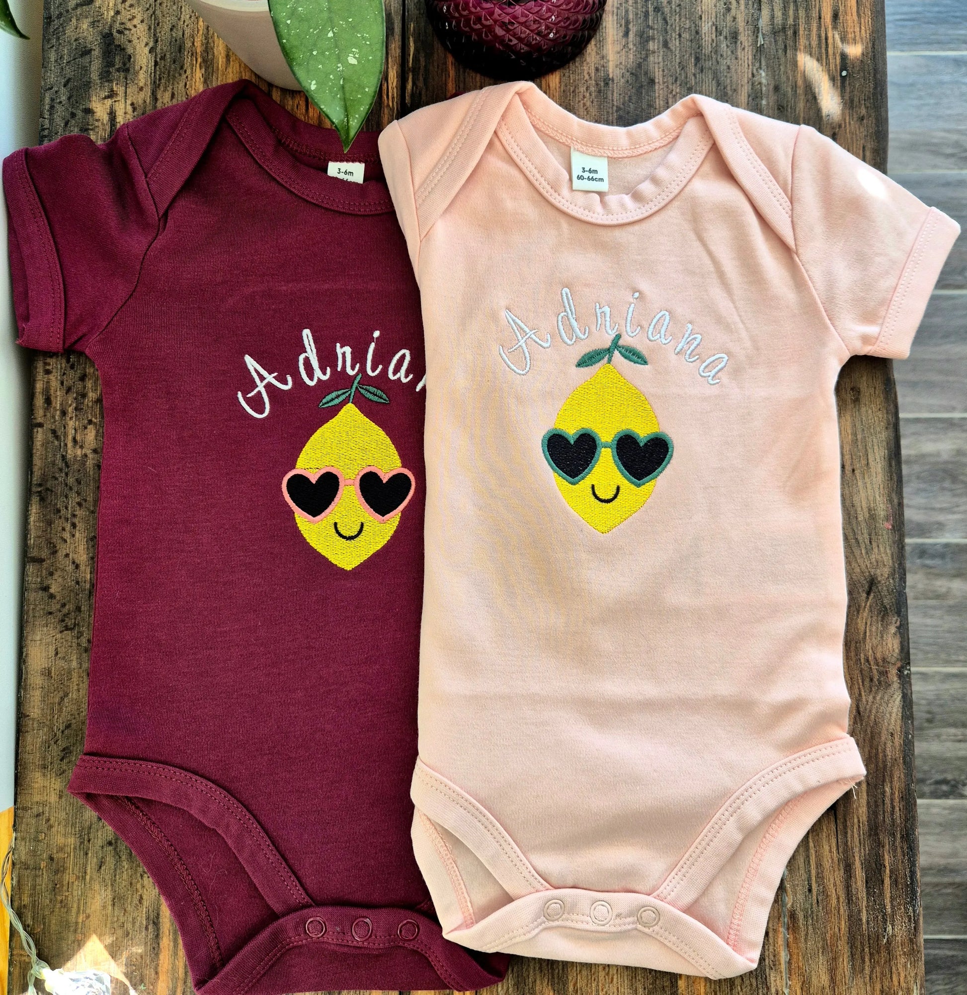 Personalisierter Babybody mit bestickter Zitrone und Name „Adriana“ in Rosa und Bordeaux – handgemacht, witziges Motiv, Geschenk zur Geburt
