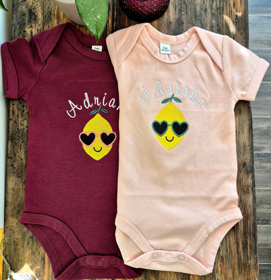 Personalisierter Babybody mit bestickter Zitrone und Name „Adriana“ in Rosa und Bordeaux – handgemacht, witziges Motiv, Geschenk zur Geburt