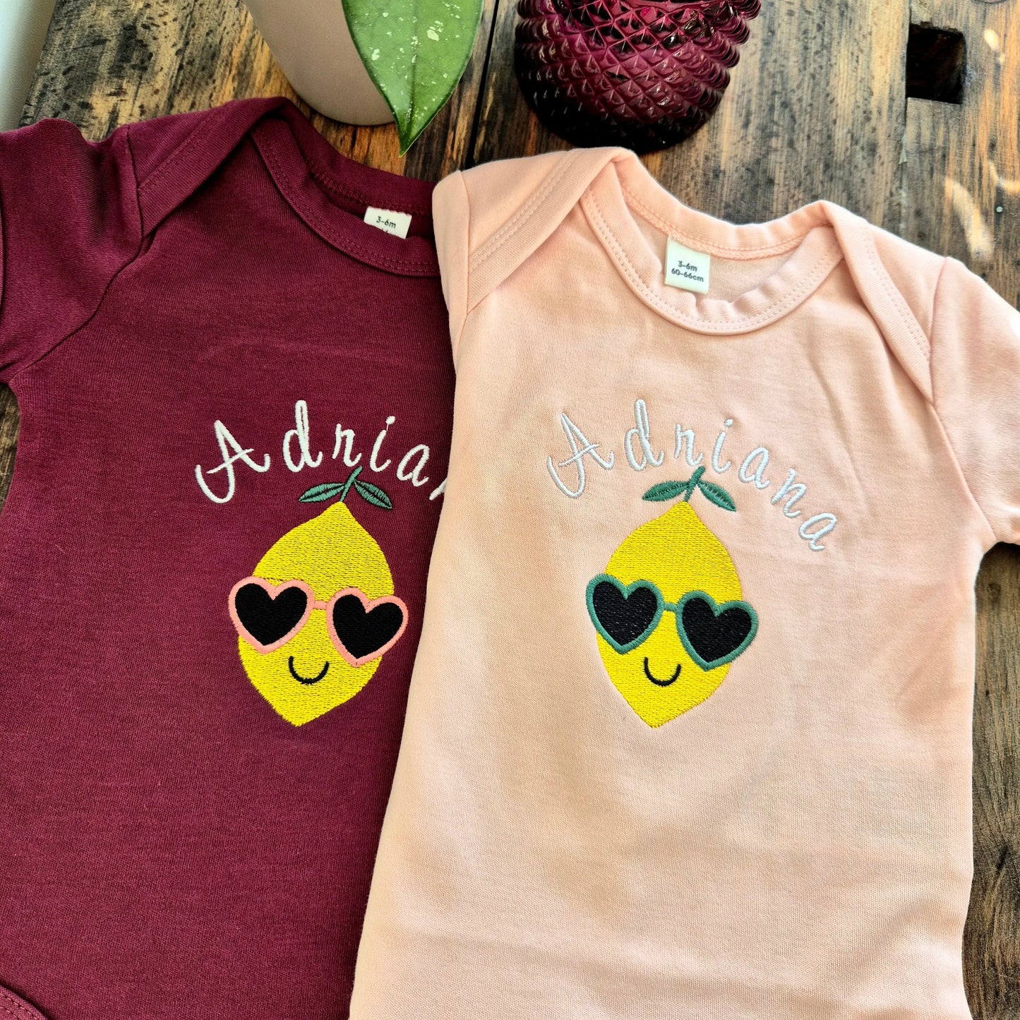 Personalisierter Babybody mit bestickter Zitrone und Name „Adriana“ in Rosa und Bordeaux – handgemacht, witziges Motiv, Geschenk zur Geburt
