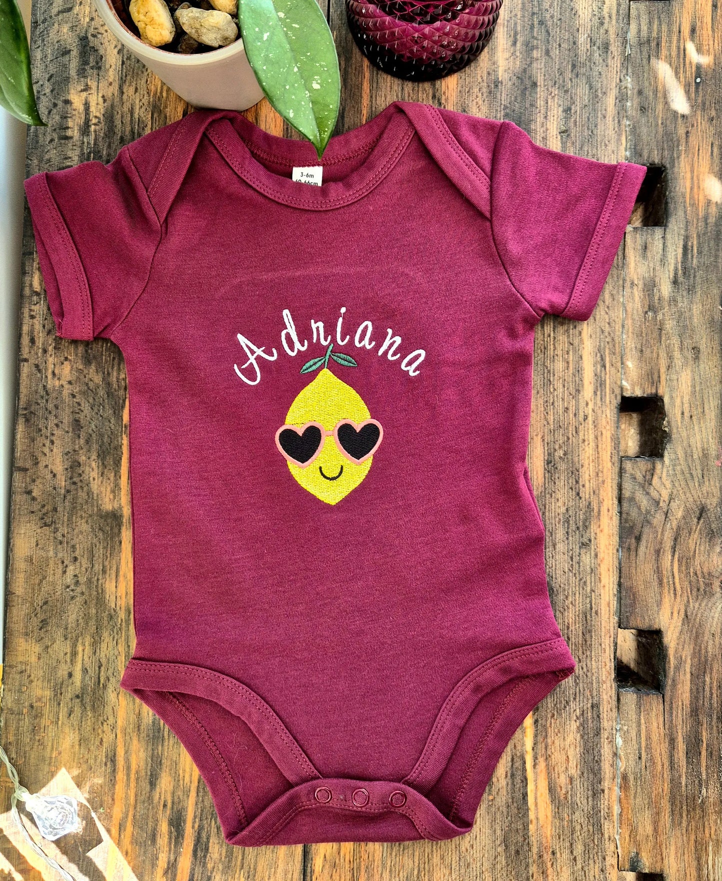 Personalisierter Babybody mit bestickter Zitrone und Name „Adriana“ in Rosa und Bordeaux – handgemacht, witziges Motiv, Geschenk zur Geburt