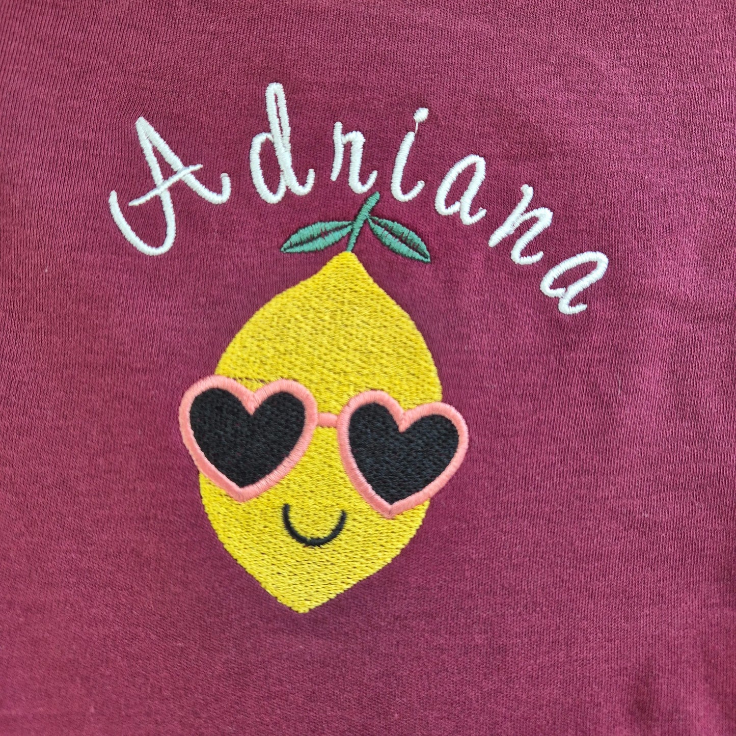 Personalisierter Babybody mit bestickter Zitrone und Name „Adriana“ in Rosa und Bordeaux – handgemacht, witziges Motiv, Geschenk zur Geburt