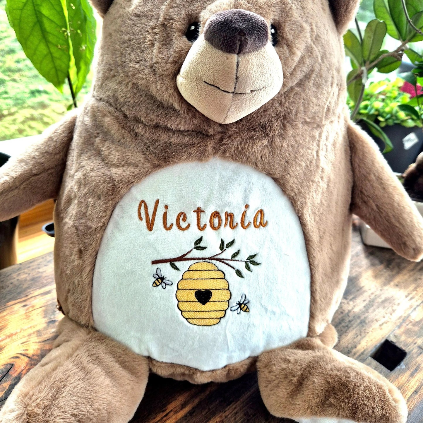 Besticktes Kuscheltier TEDDYBÄR - Bienenstock , Sorgenfresser | Personalisierbar - KittySweetCrochet